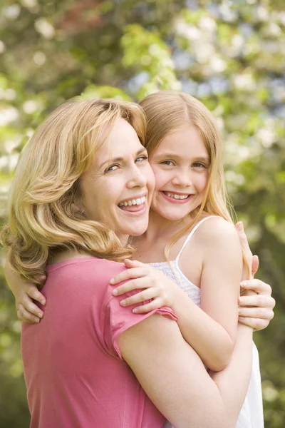 Anne Kızını Kucaklıyor Gülümsüyor — Stok fotoğraf