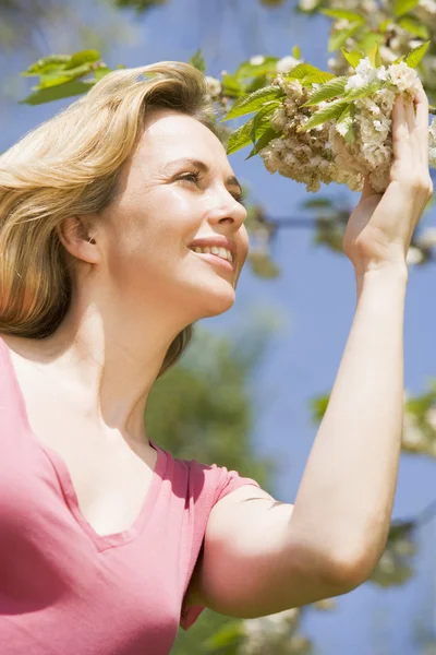 Mujer Pie Aire Libre Sosteniendo Flor Sonriendo —  Fotos de Stock