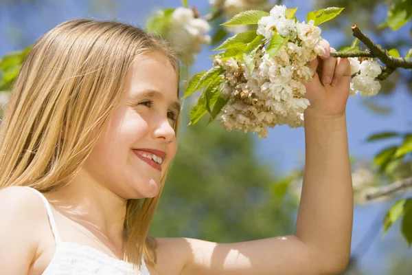 Jeune Fille Debout Extérieur Tenant Fleur Souriant — Photo