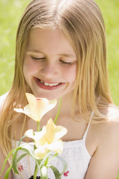Junges Mädchen Das Freien Steht Und Die Blüte Lächelnd Hält — Stockfoto