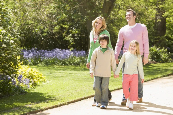 Familie wandelen op pad hand in hand glimlachend — Stockfoto