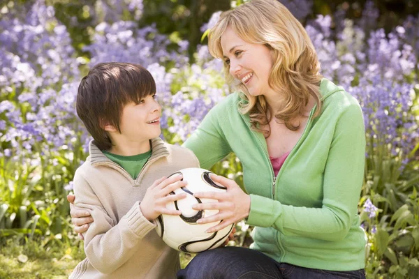 母亲和儿子户外持有球微笑 — 图库照片