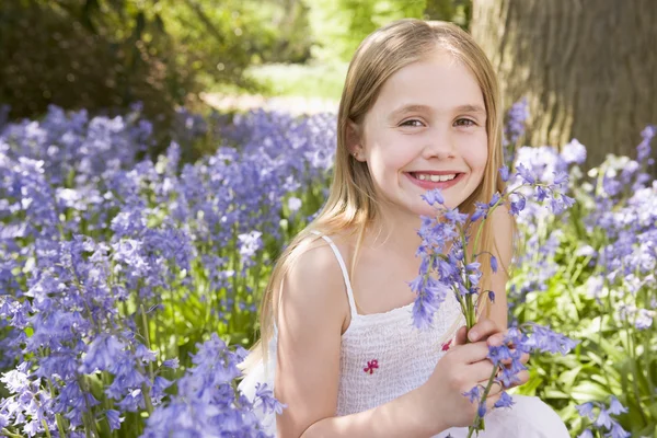 Νεαρή Κοπέλα Που Κρατά Υπαίθρια Λουλούδια Που Είναι Χαμογελώντας — Φωτογραφία Αρχείου