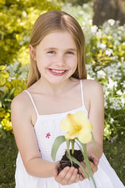 Νεαρή Κοπέλα Που Κρατά Εξωτερικούς Χώρους Χαμογελώντας Λουλούδι — Φωτογραφία Αρχείου