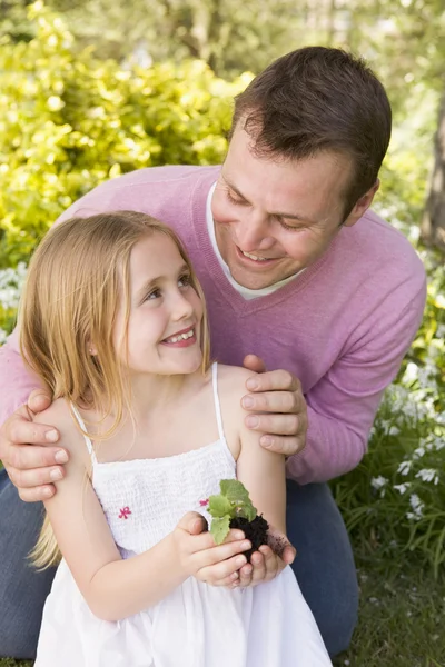 Vater Und Tochter Freien Halten Pflanze Lächelnd — Stockfoto
