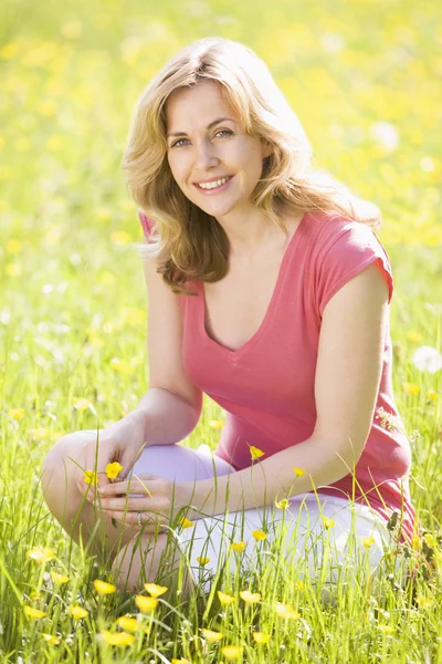 Woman Outdoors Holding Flower Smiling — Stock Photo, Image