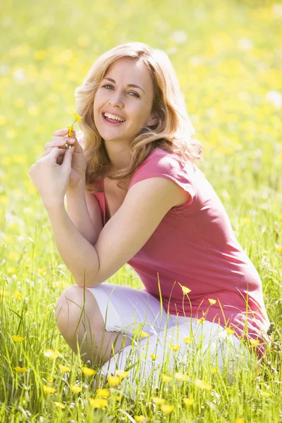 Mulher Livre Segurando Flor Sorrindo — Fotografia de Stock