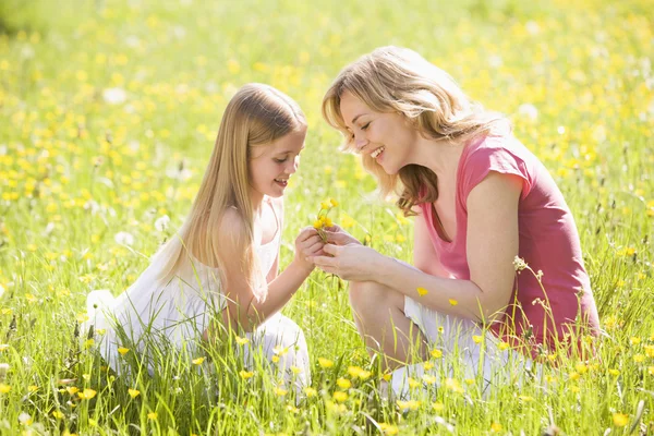 Madre Hija Aire Libre Sosteniendo Flor Sonriendo —  Fotos de Stock