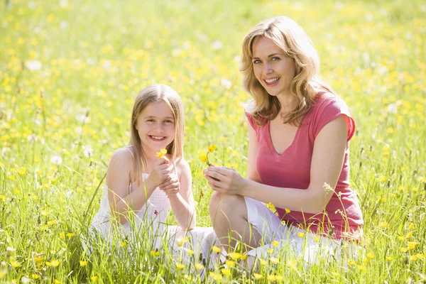 Mother Daughter Outdoors Holding Flower Smiling — Stock Photo, Image