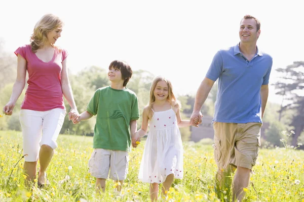 Famiglia Camminare All Aperto Tenendo Fiore Sorridente — Foto Stock