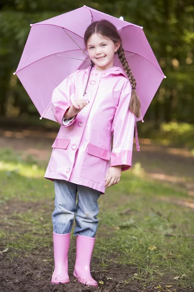 Açık Havada Birlikte Şemsiye Gülümseyen Genç Kız — Stok fotoğraf