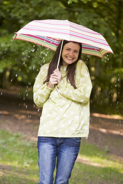 Žena Venku Dešti Deštníkem Úsměvem — Stock fotografie