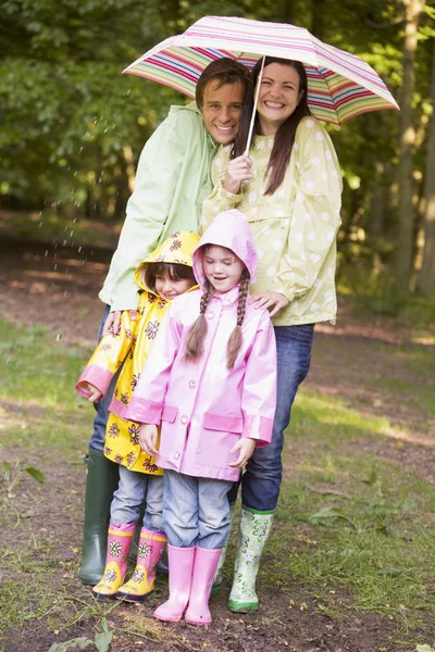 Keluarga Luar Ruangan Dalam Hujan Dengan Payung Tersenyum — Stok Foto