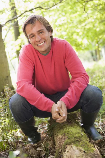 Hombre Aire Libre Bosque Sentado Tronco Sonriendo —  Fotos de Stock
