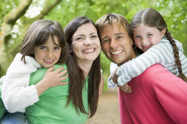 Familie buiten glimlachen — Stockfoto