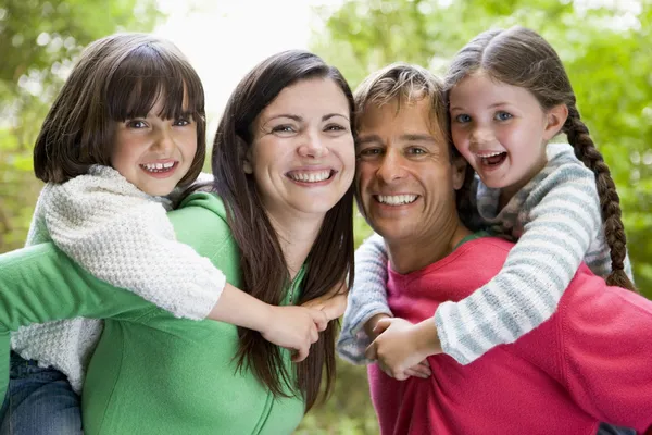 Семья на открытом воздухе улыбается — стоковое фото