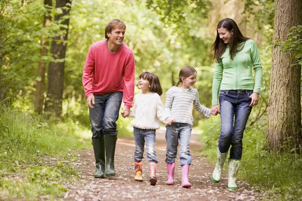 Família Caminhando Caminho Segurando Mãos Sorrindo — Fotografia de Stock
