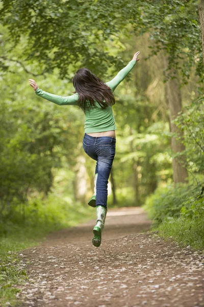 Mujer Saltando Camino — Foto de Stock