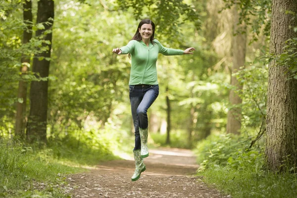 Mujer Saltando Camino Sonriendo — Foto de Stock
