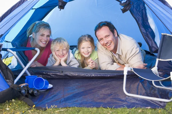 Família acampar na barraca sorrindo — Fotografia de Stock