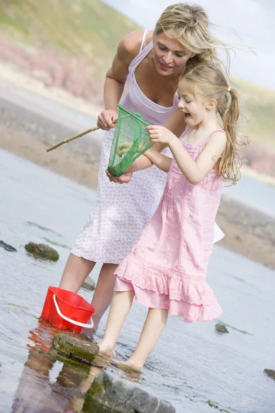 Anne ve kızı plaj balıkçılık ve gülümseyerek — Stok fotoğraf