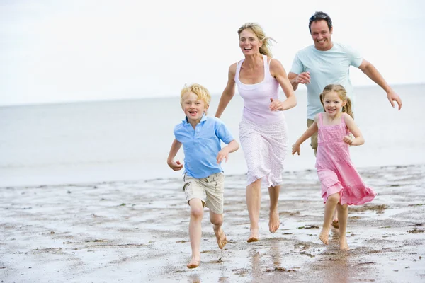 Família Correndo Praia Sorrindo — Fotografia de Stock