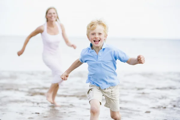 Madre Figlio Che Corrono Sulla Spiaggia Sorridendo — Foto Stock