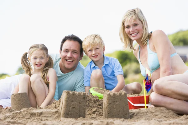 Rodina Pláži Hrady Písku Úsměvem — Stock fotografie