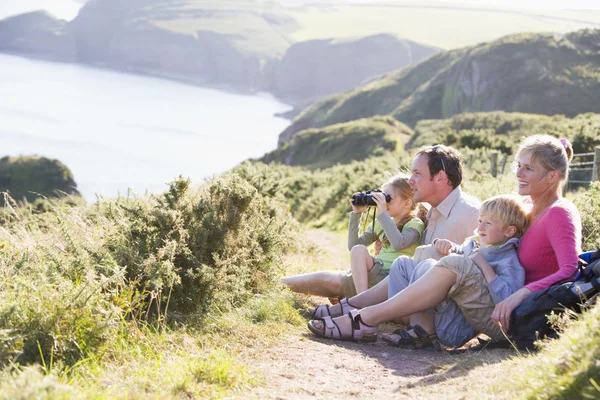 Familjen på cliffside sökväg med hjälp av kikare och ler — Stockfoto