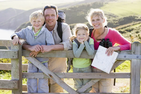 Rodziny Drodze Cliffside Opierając Się Ogrodzenie Uśmiechając Się — Zdjęcie stockowe