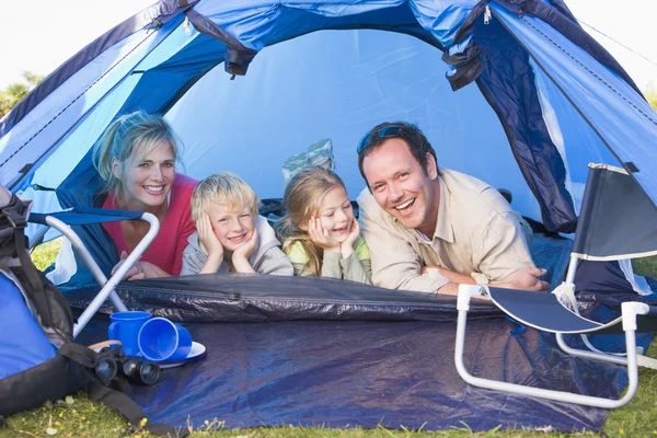 家族キャンプのテントの笑顔に — ストック写真