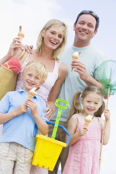 Rodina na pláži s úsměvem kornouty na zmrzlinu — Stock fotografie