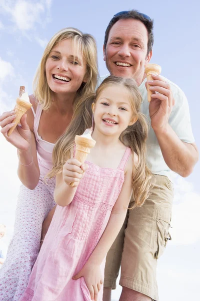 Açık Havada Birlikte Dondurma Gülümseyen Aile Ayakta — Stok fotoğraf