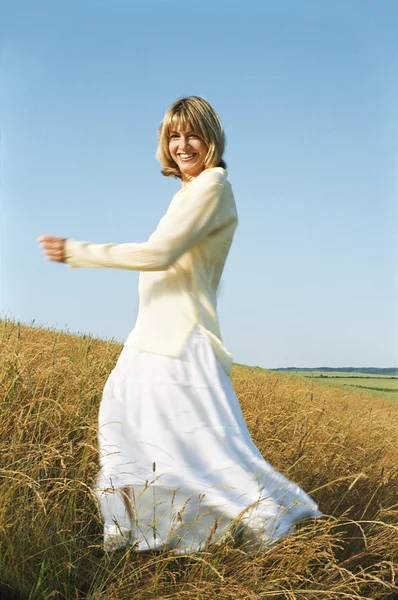 Mulher girando ao ar livre sorrindo — Fotografia de Stock