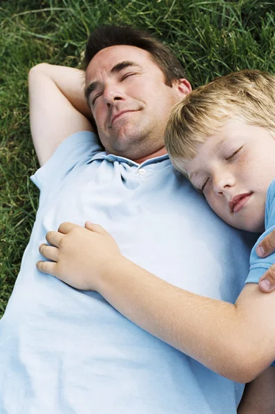 父亲和儿子躺在户外睡觉 — 图库照片