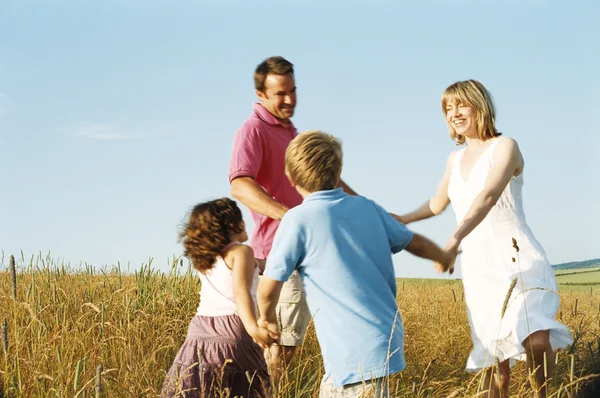 Family Playing Outdoors Smiling — Stock Photo, Image