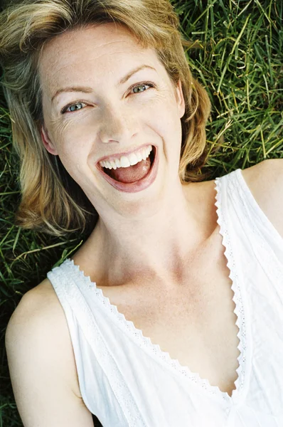Mujer Acostada Aire Libre Sonriendo —  Fotos de Stock