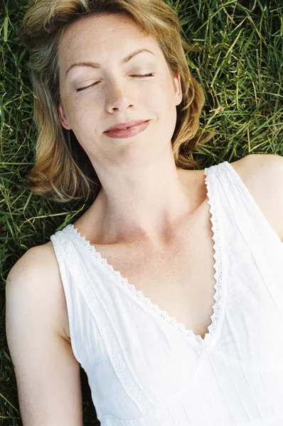 Mujer acostada al aire libre durmiendo — Foto de Stock