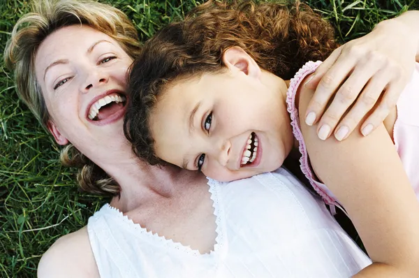 Mãe e filha ao ar livre sorrindo — Fotografia de Stock