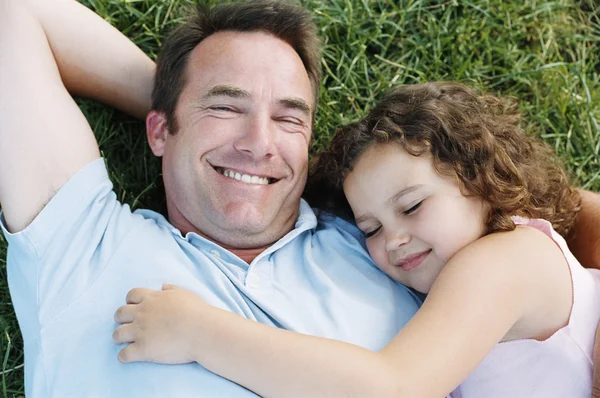 Father Sleeping Daughter Lying Outdoors Smiling — Stock Photo, Image