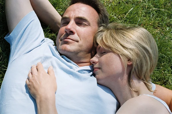 Couple Lying Outdoors Sleeping — Stock Photo, Image