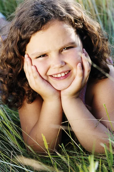 Chica Joven Acostada Aire Libre Sonriendo —  Fotos de Stock