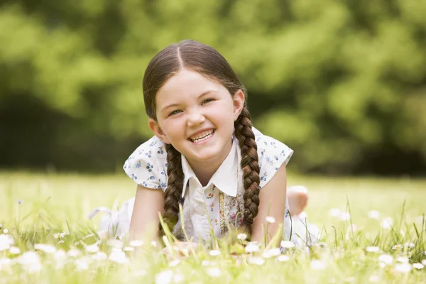 Młoda Dziewczyna Leży Zewnątrz Uśmiechający Się — Zdjęcie stockowe