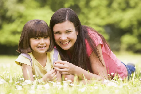 Mor Och Dotter Ligga Utomhus Med Blomma Leende — Stockfoto