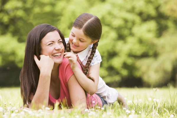 Mutter Und Tochter Freien Mit Blumen Lächelnd — Stockfoto