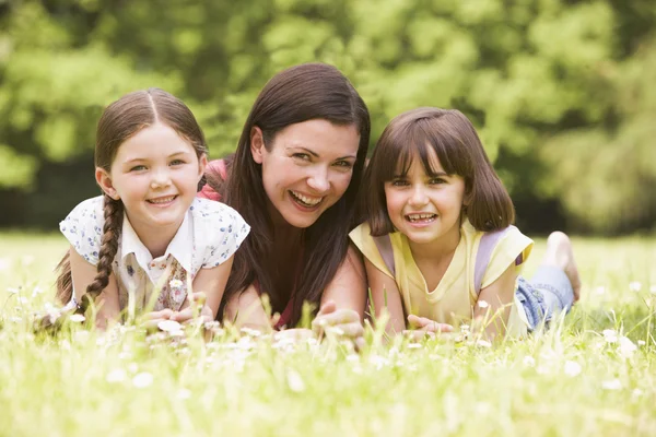 Moeder Dochters Liggen Buiten Met Bloem Glimlachen — Stockfoto