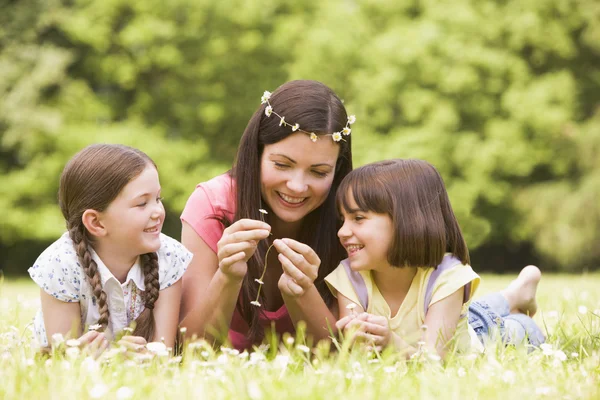 Moeder Dochters Liggen Buiten Met Bloemen Glimlachen — Stockfoto