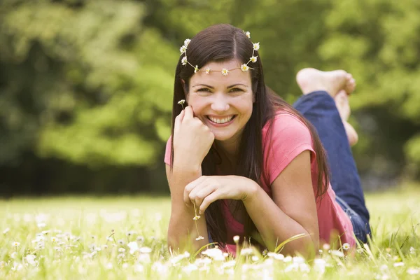 Mujer Acostada Aire Libre Con Flores Sonriendo —  Fotos de Stock