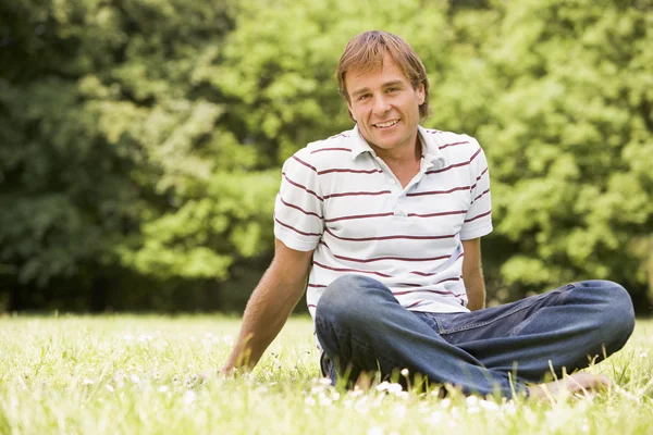 Mann Sitzt Lächelnd Freien — Stockfoto