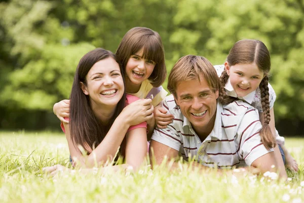 Familia Aire Libre Sonriendo —  Fotos de Stock